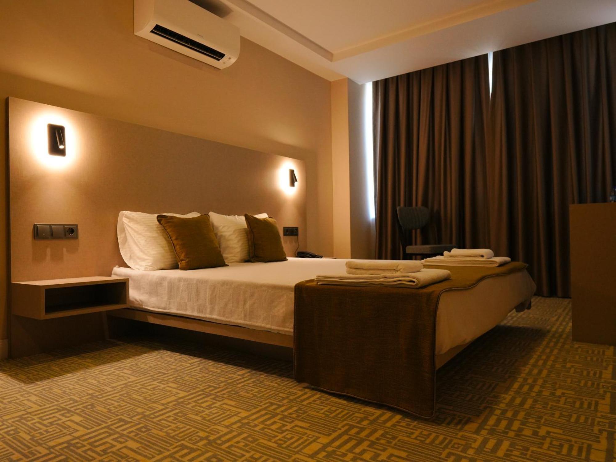 Bonnie City Hotel Antalya Exteriör bild