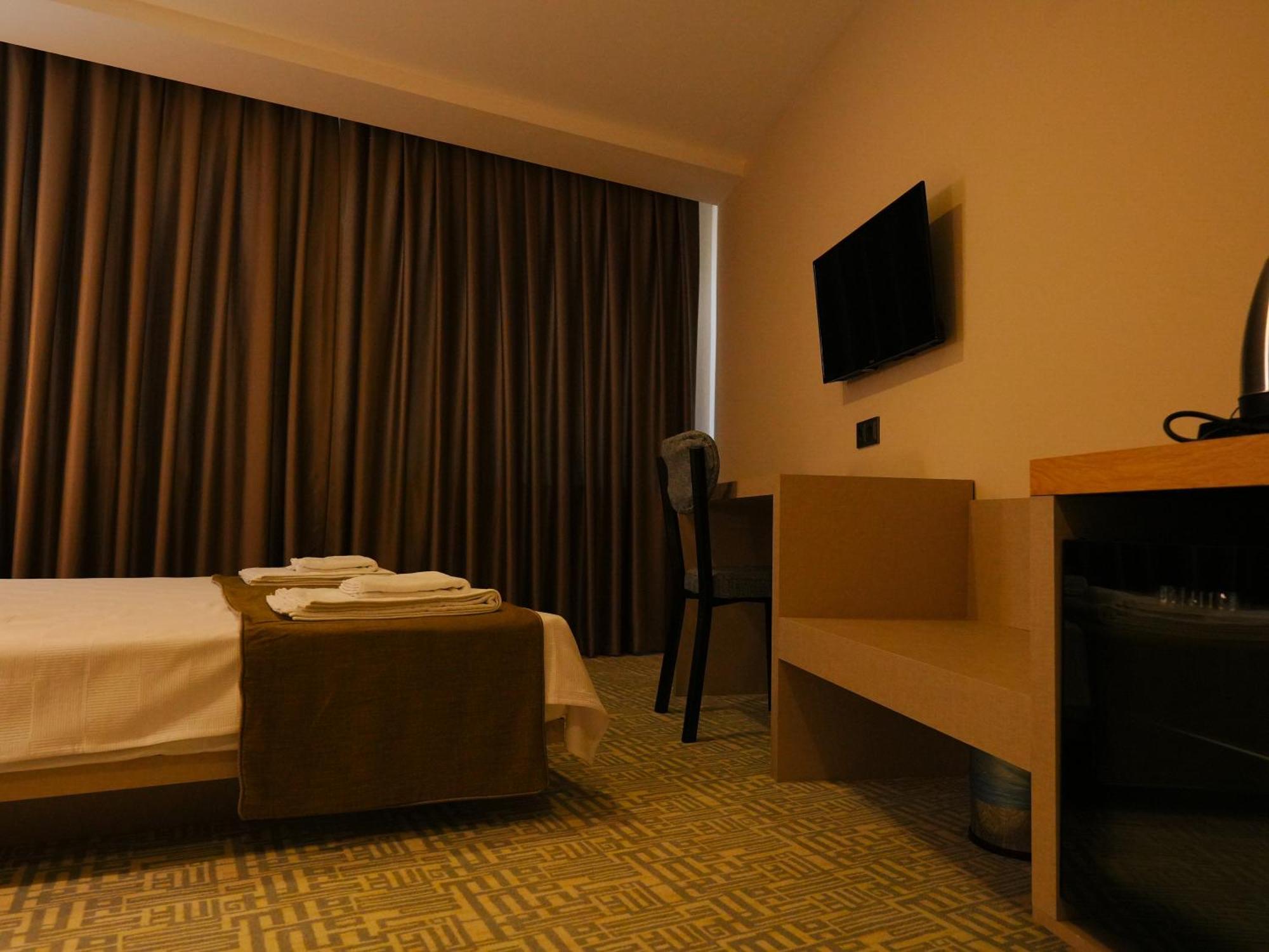 Bonnie City Hotel Antalya Exteriör bild